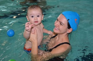 Mãe e filho nas atividades aquáticas