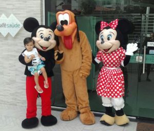 Crianças foram recebidas por personagens de Walt Disney